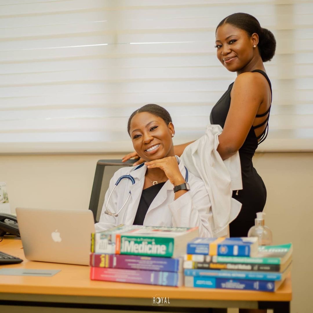 Ghanaian Twin Sisters Emefa & Emenyo Apaloo Graduate From Medical ...